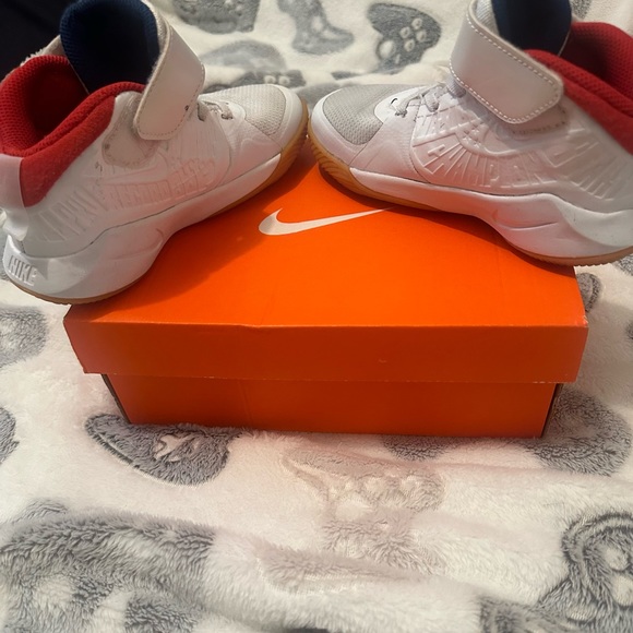 Kids Nike team hustle D9 size 12 great condition - Picture 5 of 9